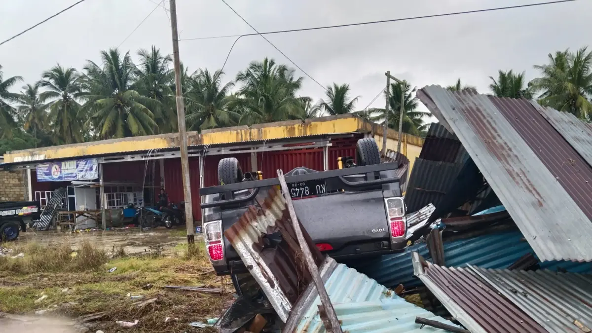 TERBALIK : Roda empat jenis Toyota Hilux terbalik diduga karena pecah ban sehingga pengemudi kehilangan kendali.&nbsp;