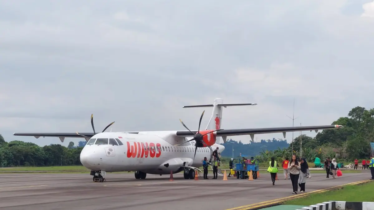 MENDARAT: Pesawat Wings Air bersiap melakukan proses boarding dan keberangkatan di Bandara Tanjung Harapan, Tanjung Selor.