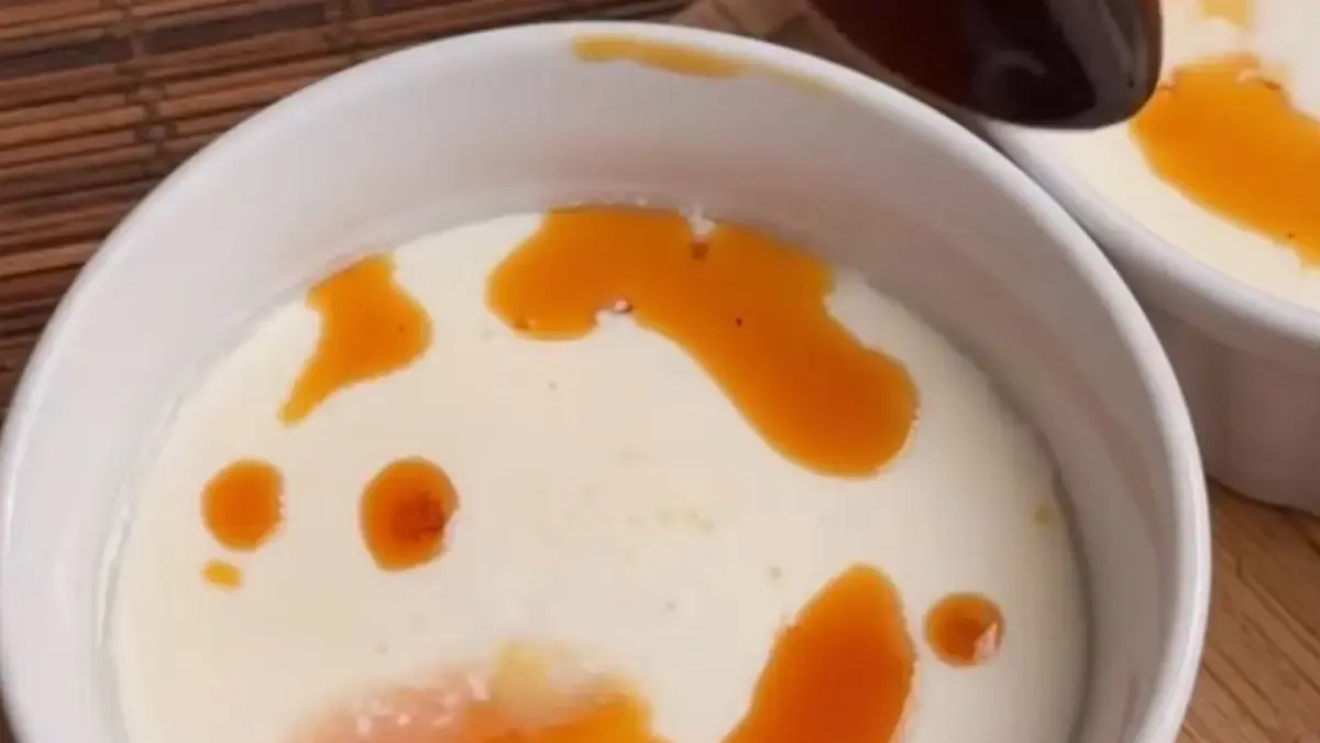 Potret ginger milk pudding tanpa gelatin hanya menggunakan susu dan sari jahe.
