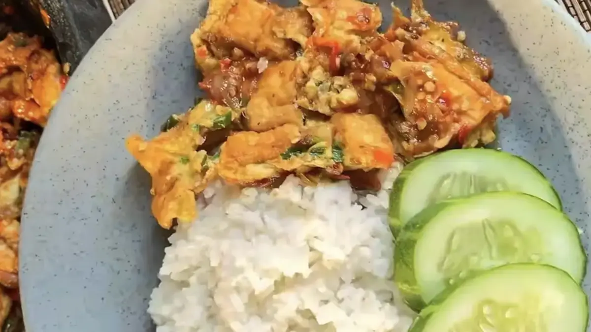 Potret tahu telur sambal geprek yang gurih dan pedas. 