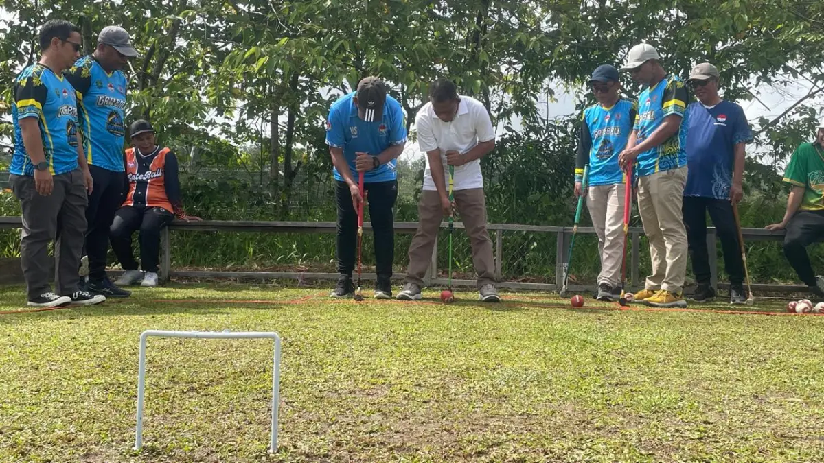 PRESTASI : Atlet-atlet Gateball Bulungan dalam sebuah sesi latihan yang dihadiri Bupati Bulungan, Syarwani.
(Taslee/Radar Tarakan)
