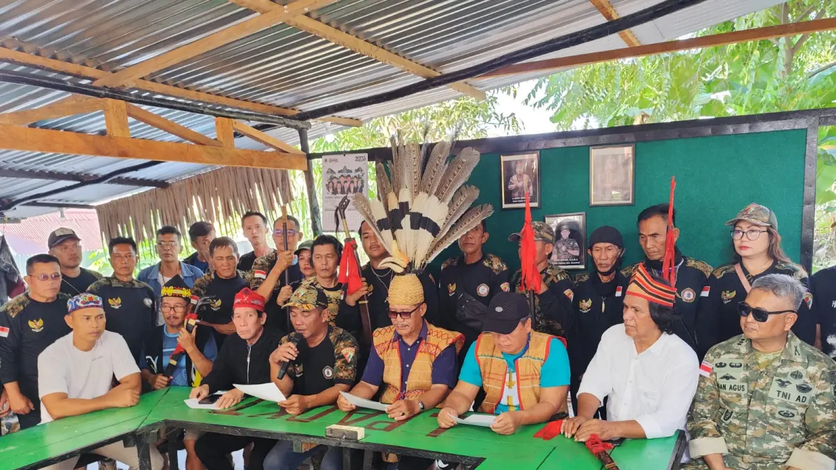 PERNYATAAN SIKAP : Lembaga Adat Dayak &nbsp;(LAD) Nunukan, Persekutuan Dayak Lundayeh (PDL) Nunukan, Persatuan Suku Asli Kalimantan (PUSAKA), Laskar Pemuda Adat Dayak Kalimantan Dewan Pimpinan Cabang Nunukan (LPADKT) Dewan Pimpinan Cabang Nunukan, Aliansi Lundayeh Menggugat (ALM) dan Forum Peduli Masyarakat Perbatasan Krayan (FPMPK) saat menyampaikan pernyataan sikap.&nbsp;
