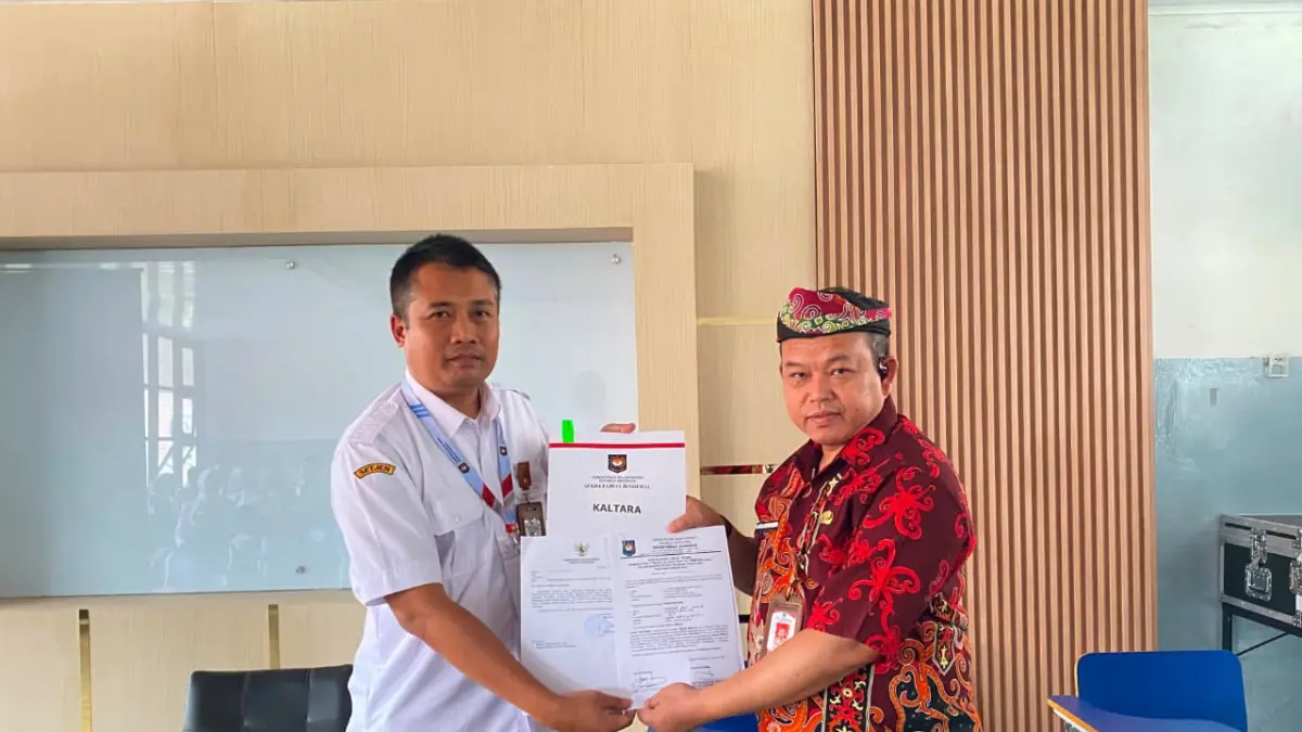 ABDI NEGARA: Kepala BKD Kaltara menerima penyerahan lulusan IPDN tahun 2026. FOTO: ISTIMEWA