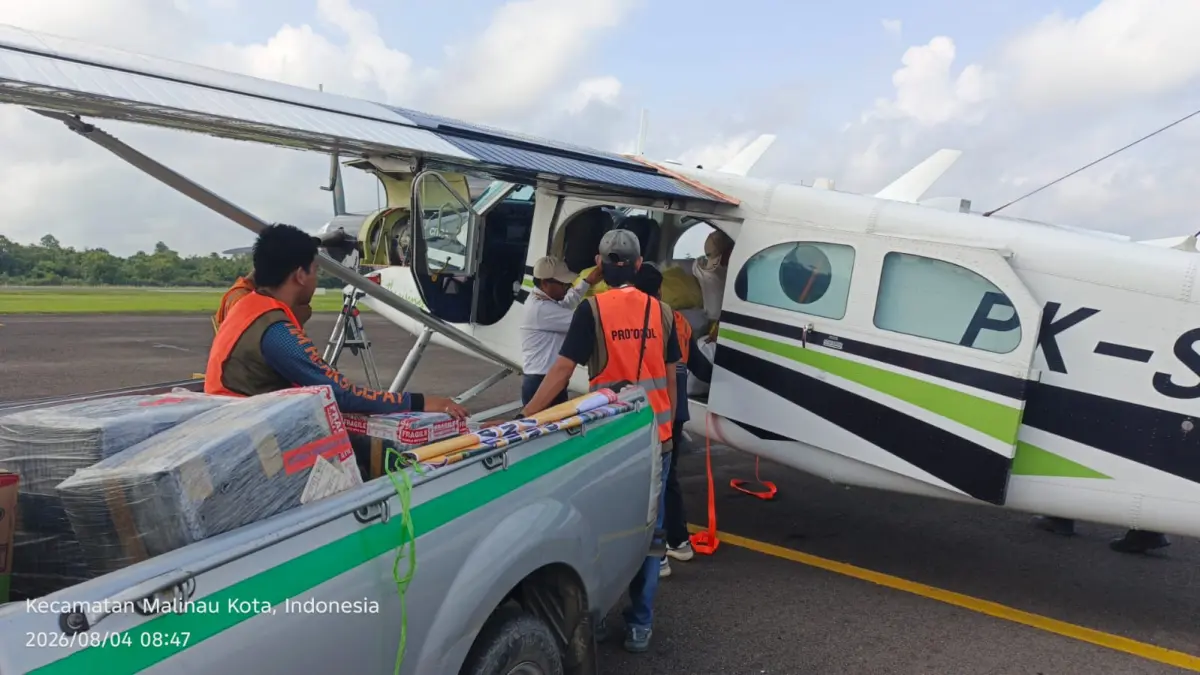DISTRIBUSI : Bantuan logistik untuk warga terdampak bencana di Krayan Selatan dikirim melalui Malinau dikarenakan minimnya penerbangan ke Krayan Selatan melalui Nunukan.&nbsp;