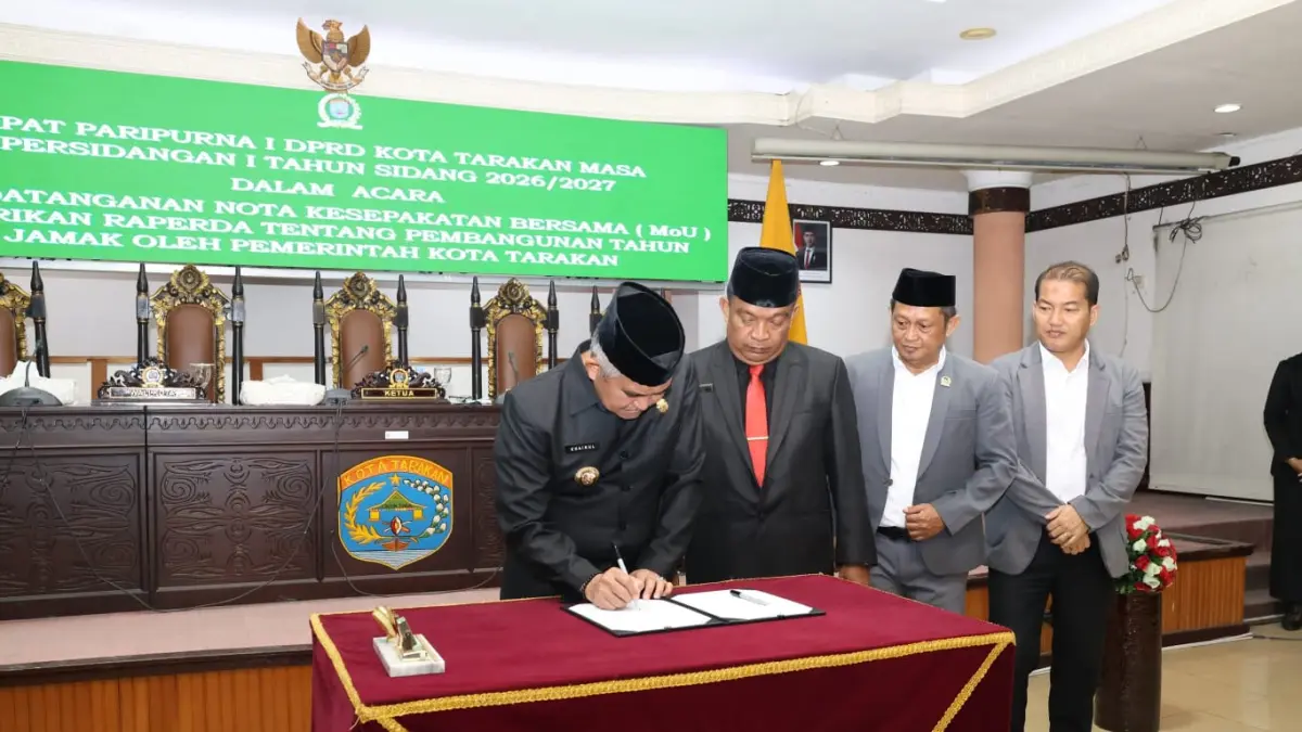 PARIPURNA: DPRD Kota Tarakan bersama Pemerintah Kota Tarakan menandatangani nota kesepakatan penarikan Raperda Pembangunan Tahun Jamak dalam Rapat Paripurna I DPRD Kota Tarakan Masa Persidangan I Tahun Sidang 2026/2027, Selasa (4/8) malam. AGUS DIAN ZAKARIA/RADAR TARAKAN