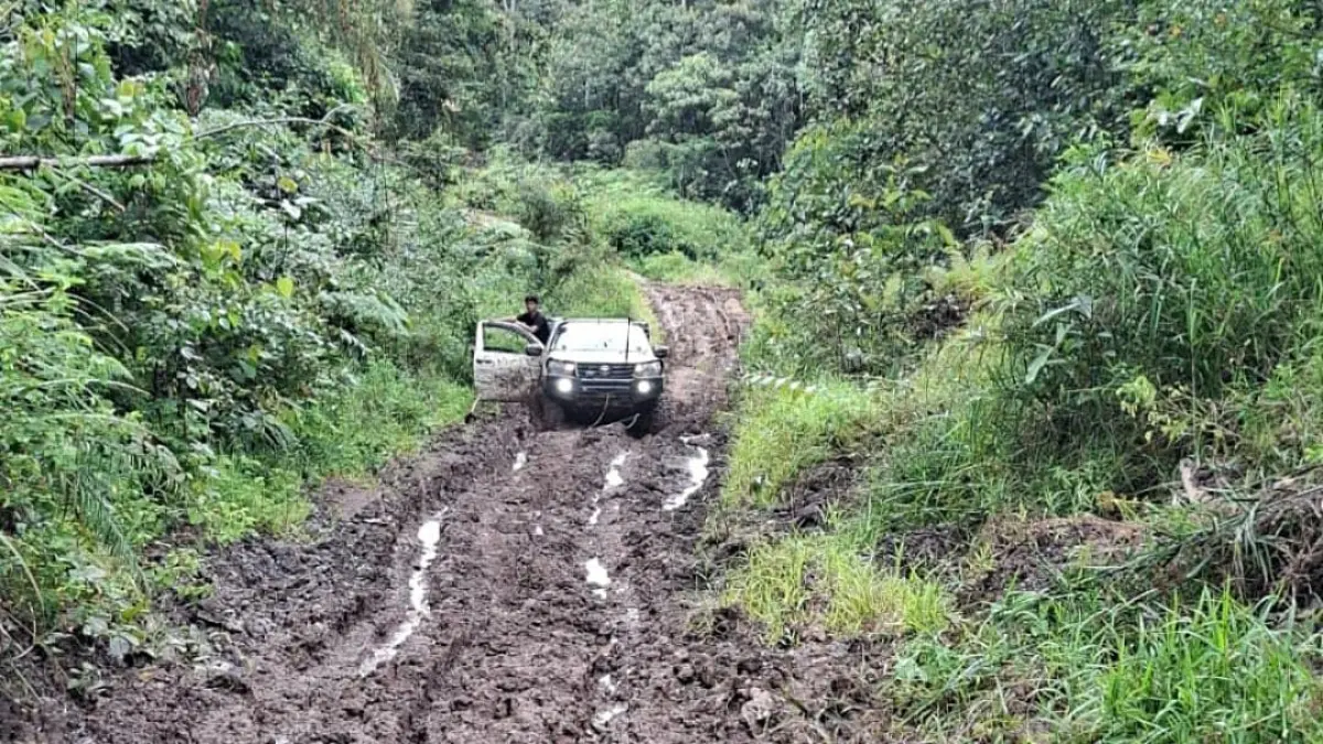 INFRASTRUKTUR: Salah satu titik ruas jalan di wilayah Krayan, Kabupaten Nunukan. FOTO: RADAR TARAKAN