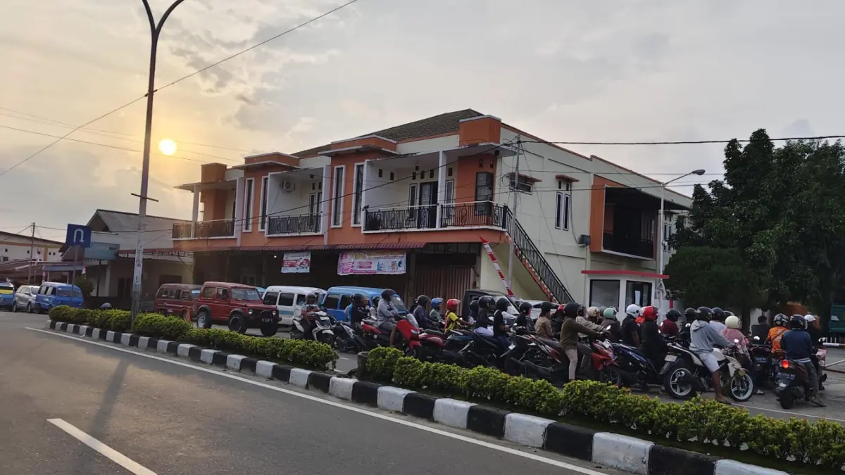 LANGKA : Tampak APMS belum buka namun, sejak pukul 5.30 WITA kendaraan roda dua dan roda empat telah antre.