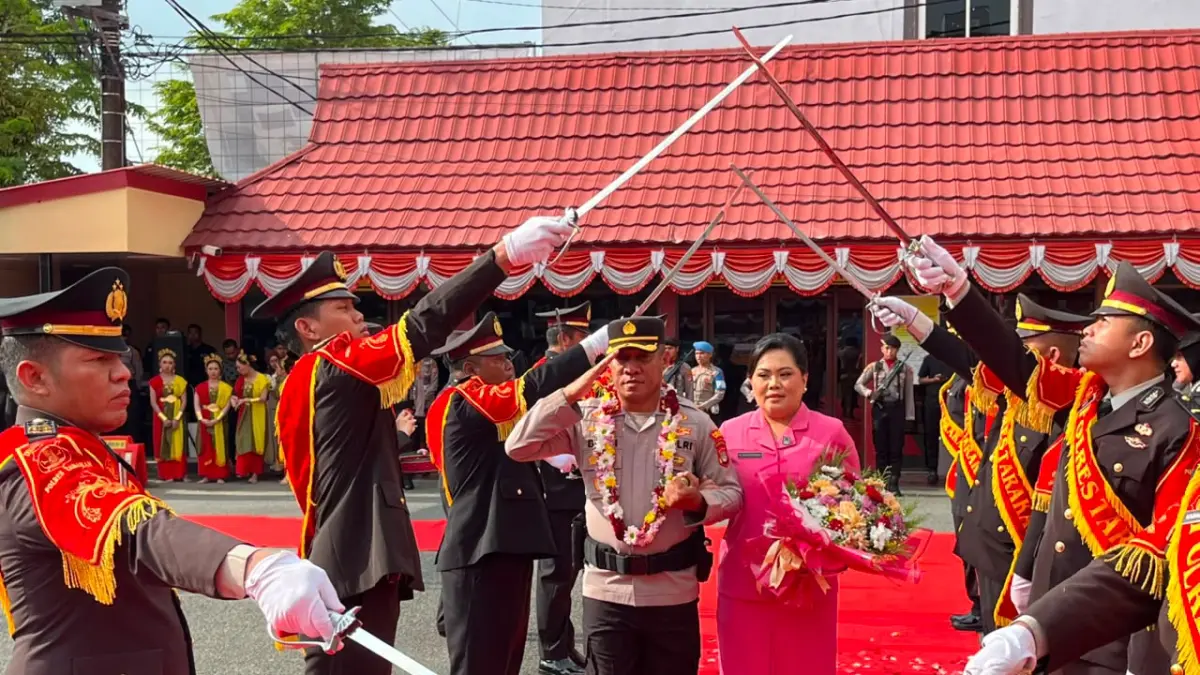 PEDANG PORA : Tradisi pedang pora di Mapolres Tarakan, Rabu (5/8), sebagai bentuk penyambutan terhadap AKBP Bonifasius Rumbewas sebagai Kapolres Tarakan yang baru. POLRES TARAKAN&nbsp;