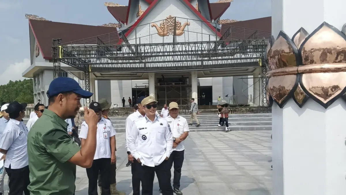 SIAP DIPAKAI: Bupati Ibrahim Ali meninjau pengerjaan halaman kantor Bupati di kawasan puspem yang akan menjadi lokasi upacara HUT ke-81 RI, Rabu (5/8).FOTO: SOPIAN/RADAR TARAKAN