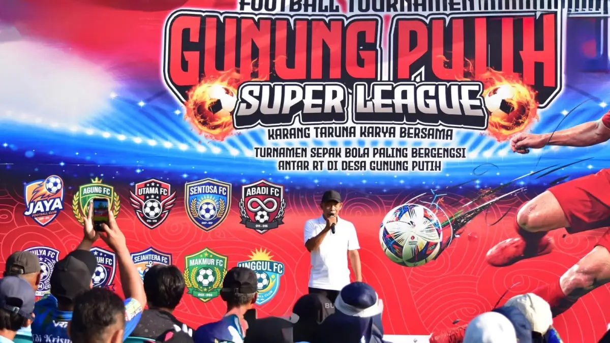 SUPER LEAGUE : Bupati Bulungan Syarwani dalam momen pembukaan ajang sepak bola di Kecamatan Tanjung Palas.
(Taslee/Radar Tarakan)