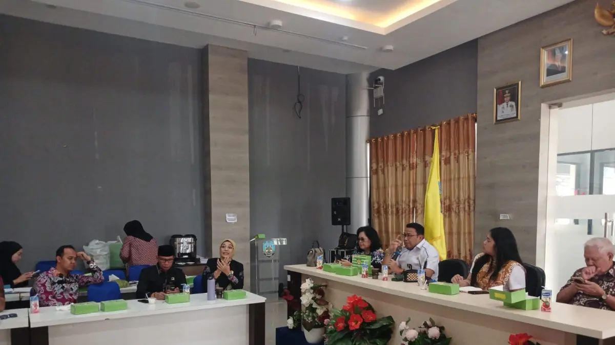 PEMBAHASAN : Rapat kerja Komisi IV DPRD Kaltara bersama Biro Kesra Pemprov Kaltara membahas evaluasi kebijakan, alokasi dan tata kelola Beasiswa Kaltara Unggul di Kantor Badan Penghubung Pemprov Kaltara, Tarakan, Kamis (6/8). AGUS DIAN ZAKARIA/RADAR TARAKAN