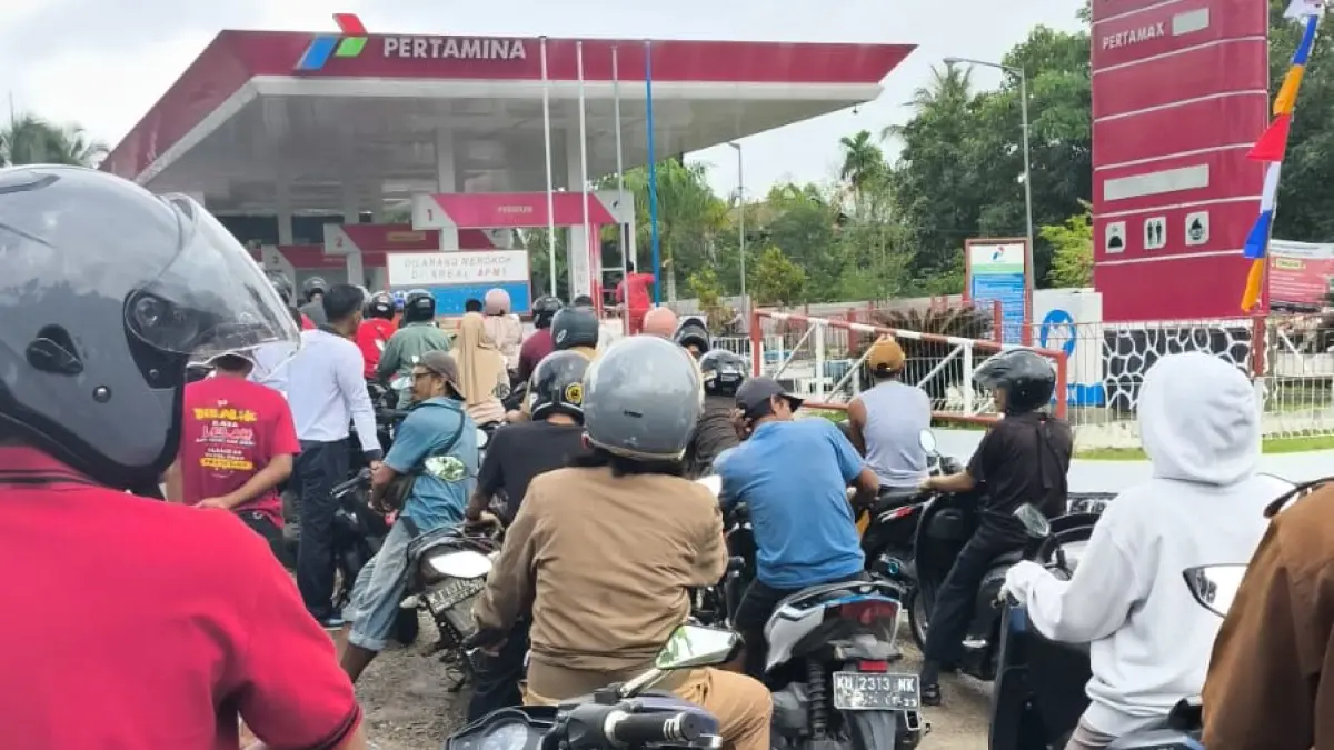 ANTRI PANJANG: Potret sejumlah warga dengan kendaraannya mengantri BBM di salah satu APMS di Jalan Tien Soeharto, Nunukan. FOTO: DOK WARGA