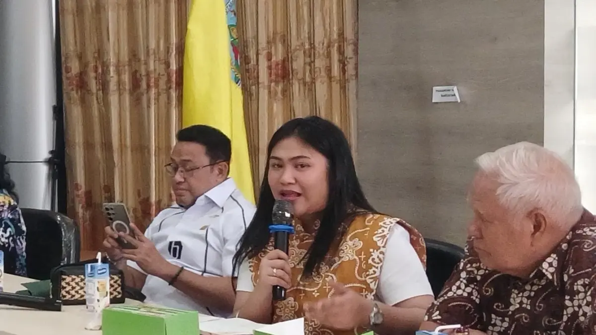 BERI PENDAPAT: Ketua Komisi IV DPRD Kaltara Tamara Moriska saat menyampaikan pendapatnya terkait Beasiswa Kaltara Unggul. AGUS DIAN ZAKARIA/RADAR TARAKAN