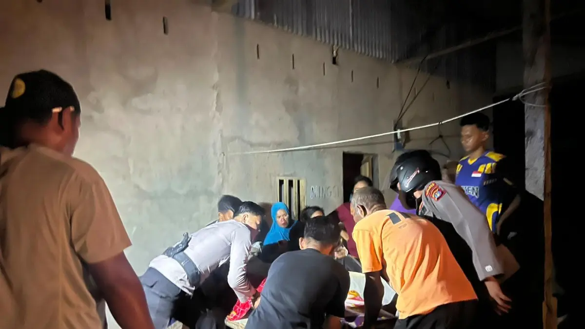 EVAKUASI : Personel Polsek Sebatik Barat melakukan olah tempat kejadian perkara (TKP) tempat penemuan mayat.&nbsp;