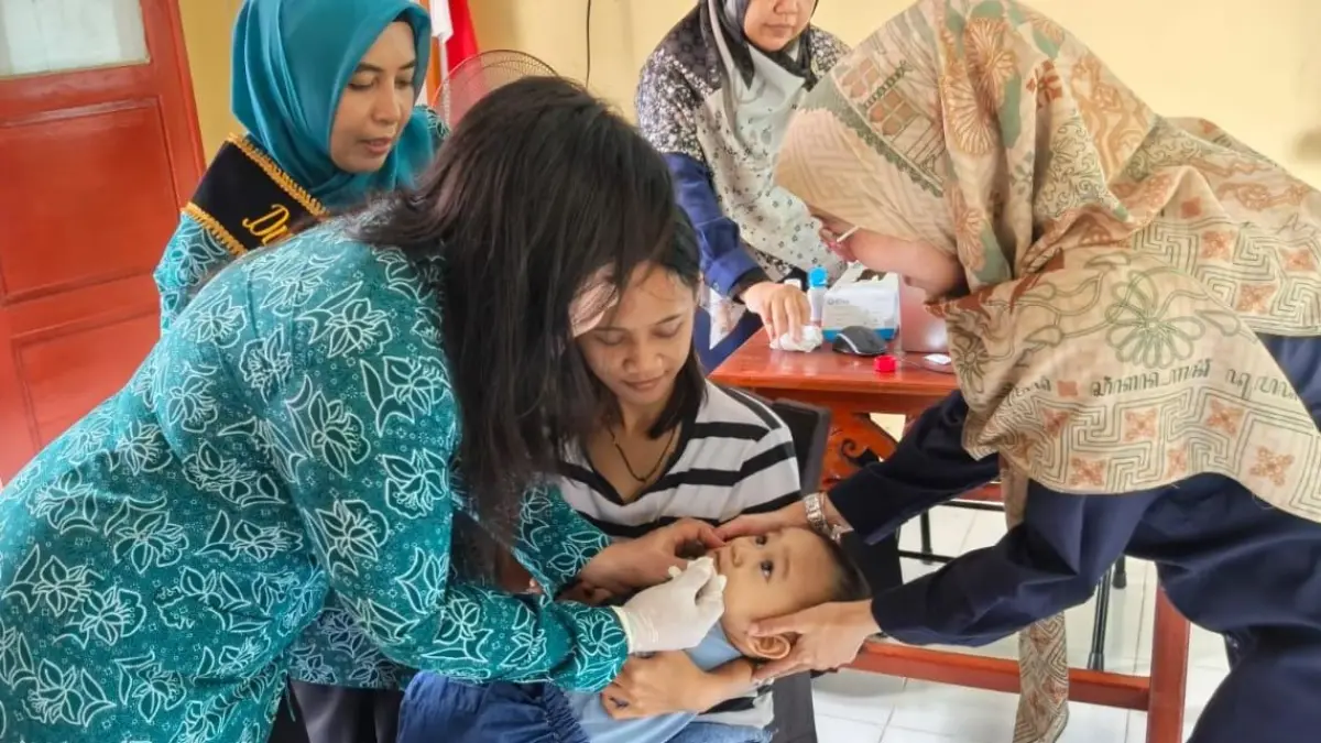IMUNISASI : Ketua TP PKK Bulungan  Sri Handayani mendampingi pemberian imunisasi.