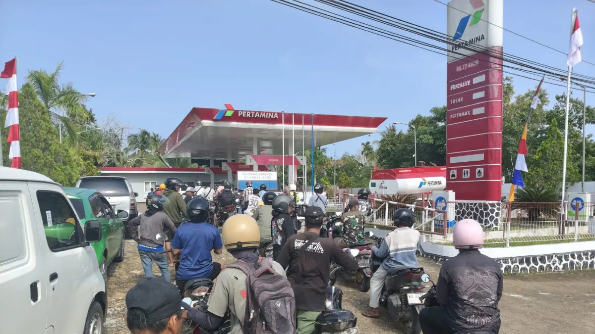 PADAT : Antrean panjang sempat terjadi disejumlah APMS dikarenakan stok BBM langka.&nbsp;