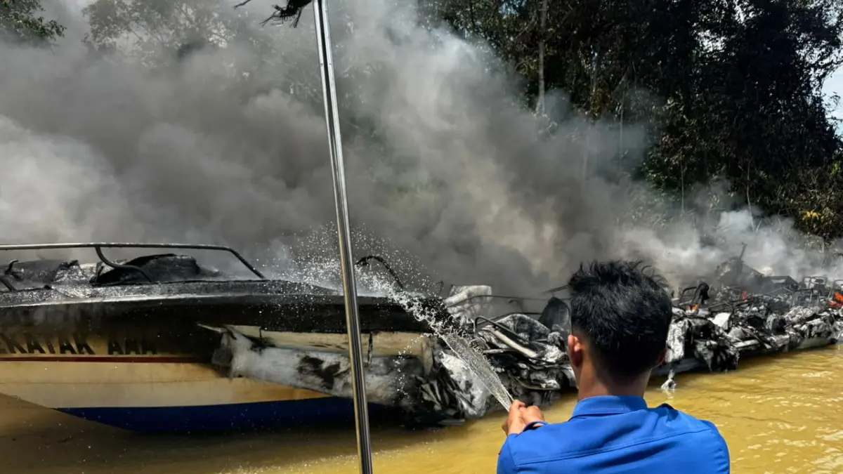 PEMADAMAN : Personel Polairud Polresta Bulungan melakukan pemadaman speedboat terbakar.