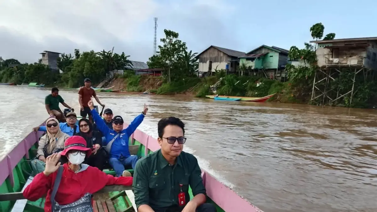 PEMETAAN : Bidang Pemberdayaan Sosial Dinsos P3A Nunukan bersama tim Kemensos RI dan akademisi Universitas Mulawarman saat berkunjung ke Desa Lintong dan Desa Tapal II, Kecamatan Lumbis Ogong.&nbsp;