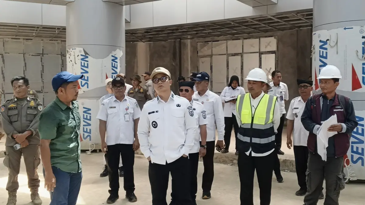 PUSPEM: Bupati Ibrahim Ali meninjau kantor bupati yang masih dalam proses pembangunan di kawasan pusat pemerintahan. Dikesempatan tersebut Ibrahim Ali juga menyampaikan rencana pemanafaatan PHTC RSUD Akhmad Berahim. (FOTO: SOPIAN/RADAR KALTARA)