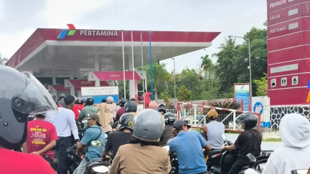 SEMPAT LANGKA: Potret antrean di salah satu SPBU di Nunukan, yang dikirim salah satu warga ke Redaksi Radar Tarakan, pekan lalu.