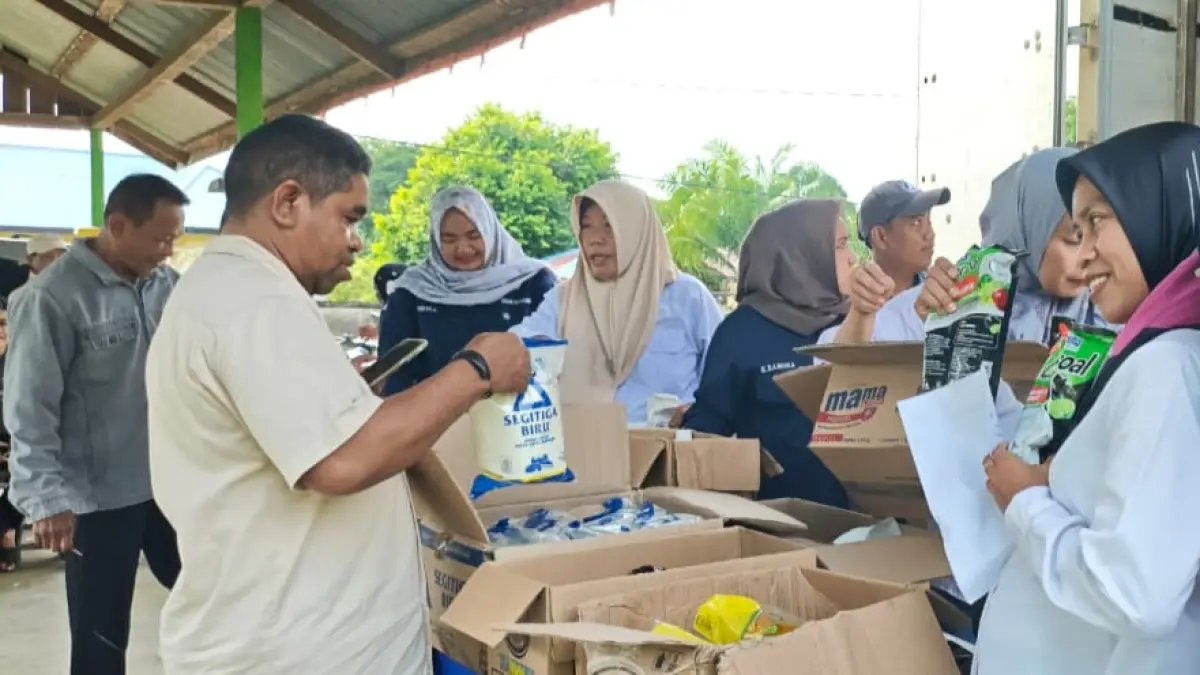 TERJANGKAU : Dinas Koperasi, UKM, Perindustrian dan Perdagangan (DKUKMPP) Nunukan menggelar Pasar Murah di Kecamatan Tulin Onsoi disambut antusias masyarakat.&nbsp;