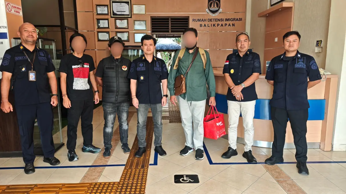 DIAMANKAN : Petugas Inteldakim Kanim Nunukan saat mengawal pemindahan deteni berkewarganegaraan Pakistan ke Rumah Detensi Imigrasi (Rudenim) Balikpapan.&nbsp;