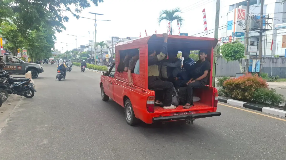 DIANGKUT : Belasan pekerja asal Jawa Barat, diangkut oleh BPBD untuk dibawa ke shelter Dinas Sosial. AGUS DIAN ZAKARIA/RADAR TARAKAN