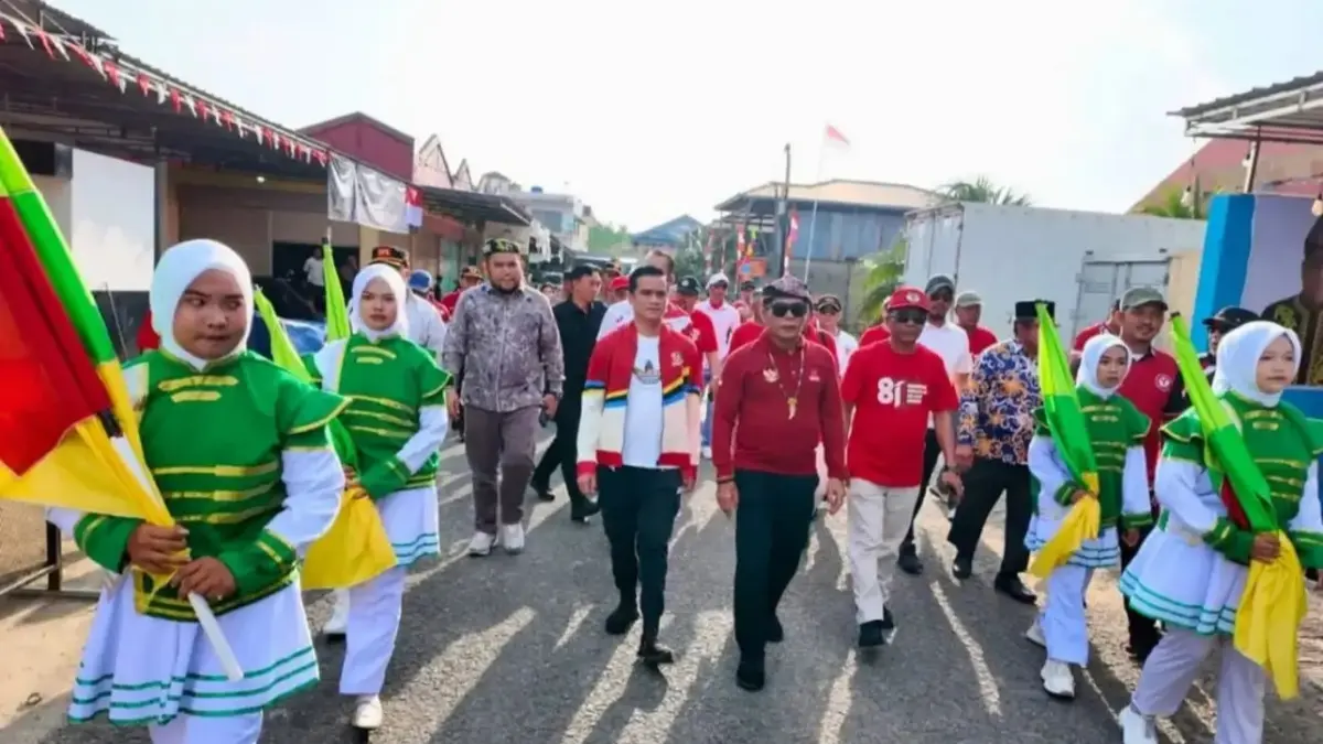 KEBANGSAAN : Bupati Nunukan H. Irwan Sabri bersama Gubernur Kaltara, Zainal Arifin Paliwang mengikuti Kirab Kebangsaan dan Pembentangan Bendera Merah Putih.