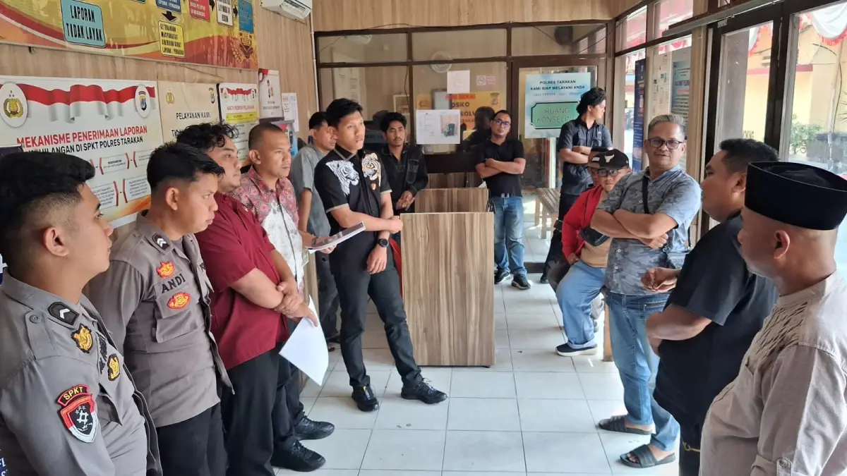 MELAPOR : Perwakilan Aliansi Pemuda Cinta Pancasila dan Aliansi Masyarakat Cinta Pancasila membuat laporan atas dugaan penghinaan pancasila. AGUS DIAN ZAKARIA/RADAR TARAKAN