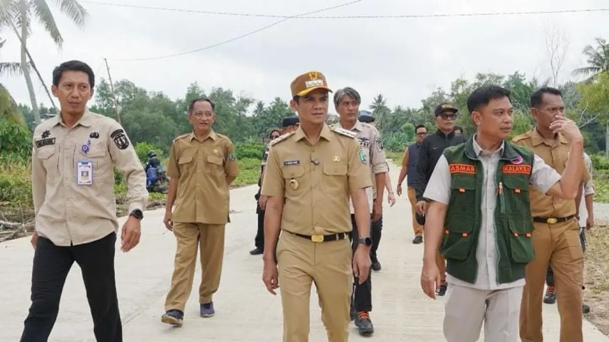 PANTAUAN : Bupati Nunukan, H. Irwan Sabri, bergerak cepat meninjau langsung sejumlah titik yang terdampak banjir dan tanah longsor.&nbsp;