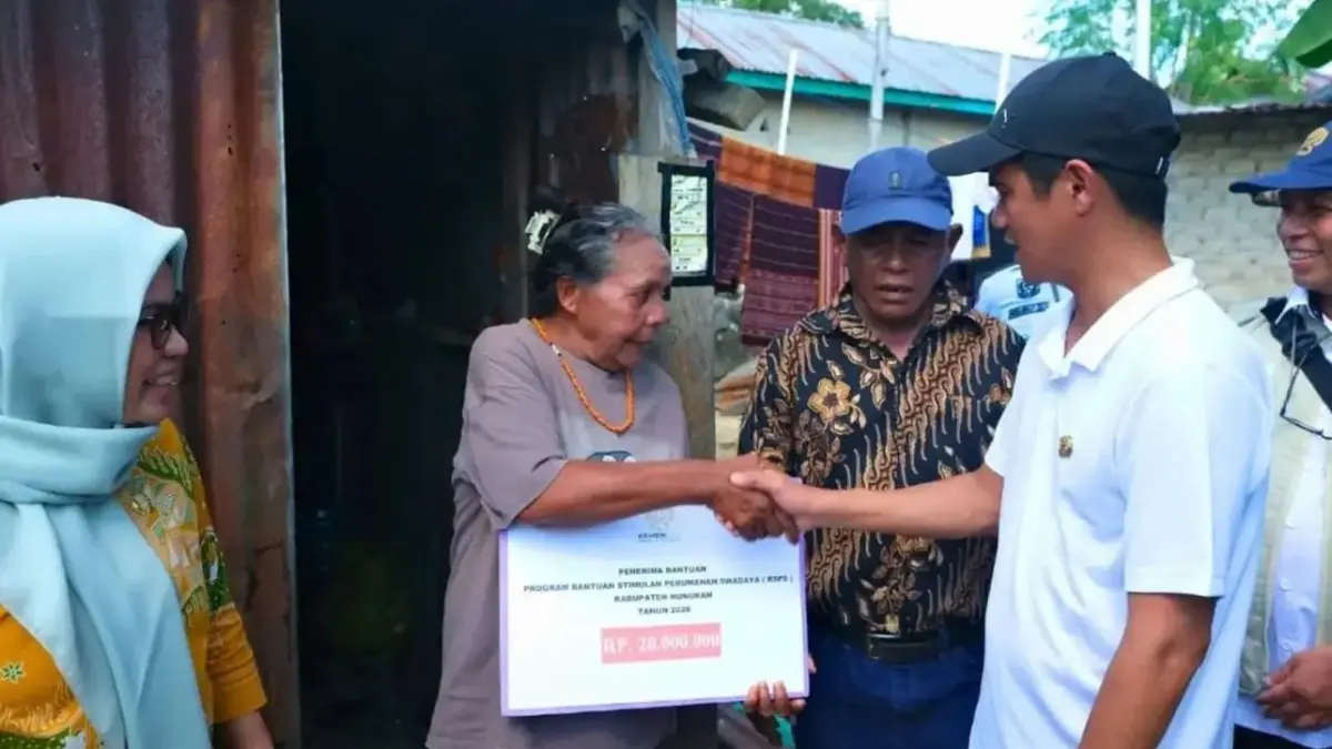 SERAHKAN : Bupati Nunukan, H. Irwan Sabri menyerahkan bantuan ke rumah warga penerima manfaat yang berada di Kampung Timur, Nunukan Barat.&nbsp;