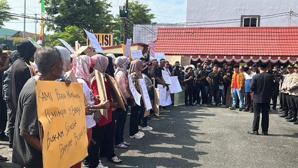 AKSI : Ratusan massa dari berbagai organisasi yang tergabung dalam Aliansi Masyarakat Cinta Damai berunjuk rasa mendesak penindakan dugaan pelecehan terhadap Pancasila. AGUS DIAN ZAKARIA/RADAR TARAKAN