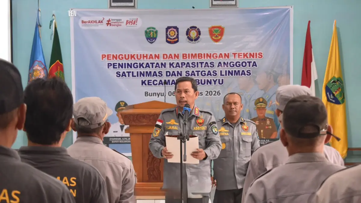 DIKUKUHKAN : Prosesi pengukuhan puluhan anggota Satlinmas Kecamatan Bunyu.
(Taslee/Radar Tarakan)