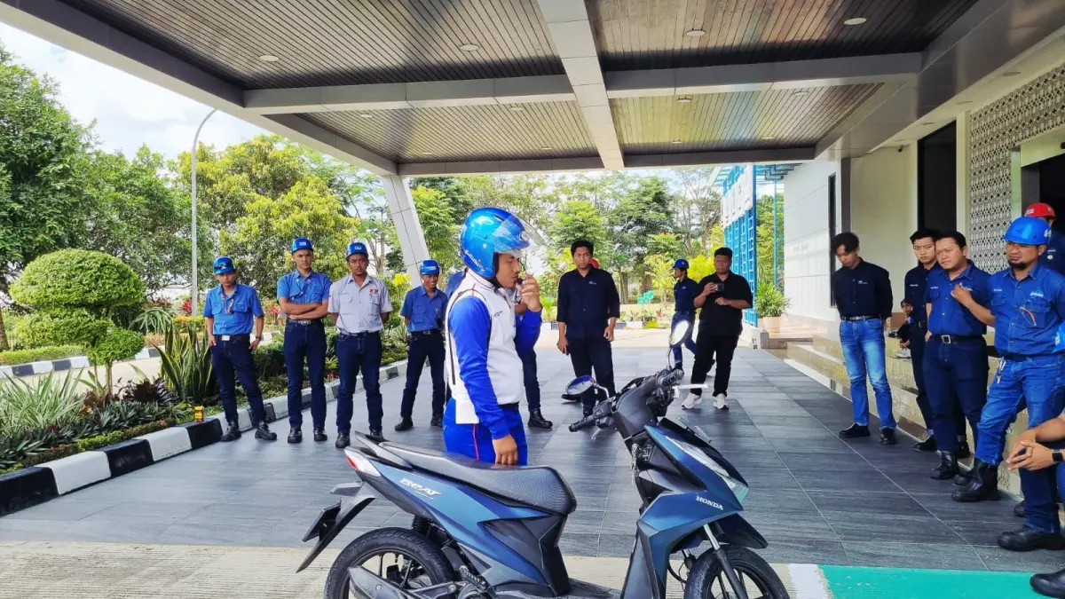 Peserta mengikuti edukasi keselamatan berkendara bersama Astra Honda Motor sebagai upaya meningkatkan kesadaran dan keterampilan berkendara aman.