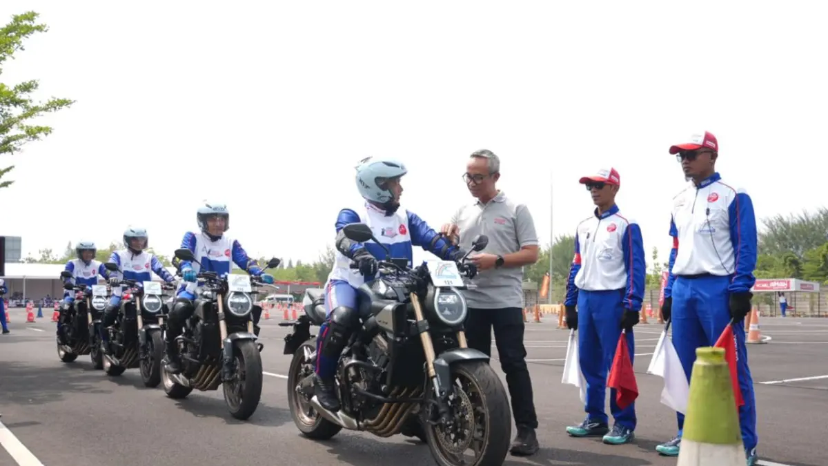 Peserta mengikuti kompetisi safety riding Honda dengan menguji keterampilan dan ketepatan berkendara di lintasan.