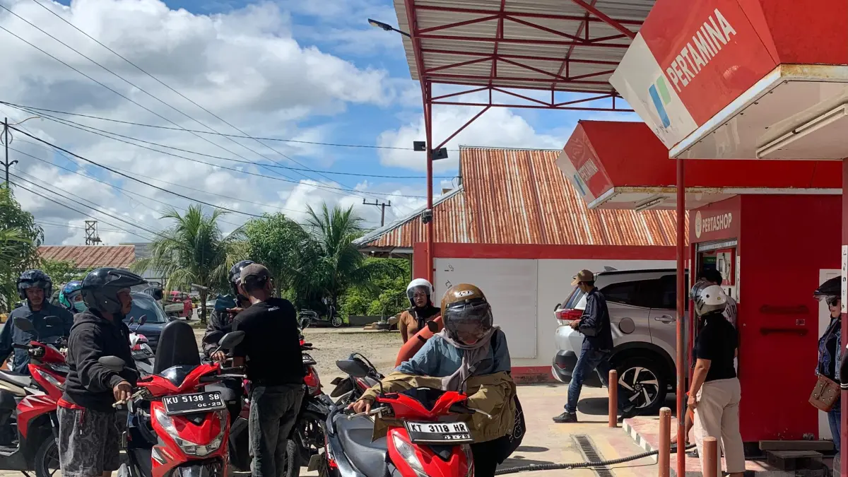 BBM: Suasana antrean disalah satu pertashop di Malinau Kota. FOTO: DIPA/RADAR TARAKAN