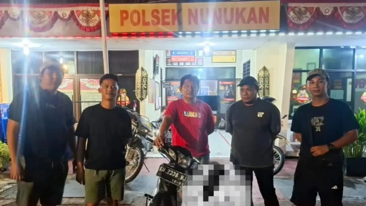 DIBEKUK : Personel Unit Pidum Polres Nunukan mengamankan SW (42) bersama sepeda motor yang diduga merupakan hasil pencurian.