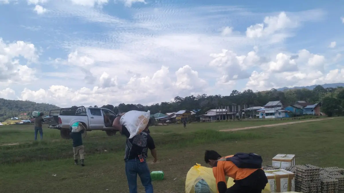 DISTRIBUSI : Bantuan logistik dari Pemkab Nunukan dan BNPB tiba di Bandara Long Layu, Krayan Selatan.&nbsp;