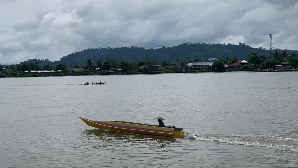 ILUSTRASI: Aktivitas nelayan tradisional Malinau saat mencari ikan di Sungai Malinau. FOTO: DIPA/RADAR TARAKAN