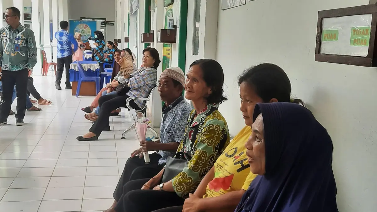 ILUSTRASI: Antrian Masyarakat saat Pemeriksaan Kesehatan Gratis di Puskesmas Tanjung Lapang, Malinau Barat. FOTO: DIPA/RADAR TARAKAN