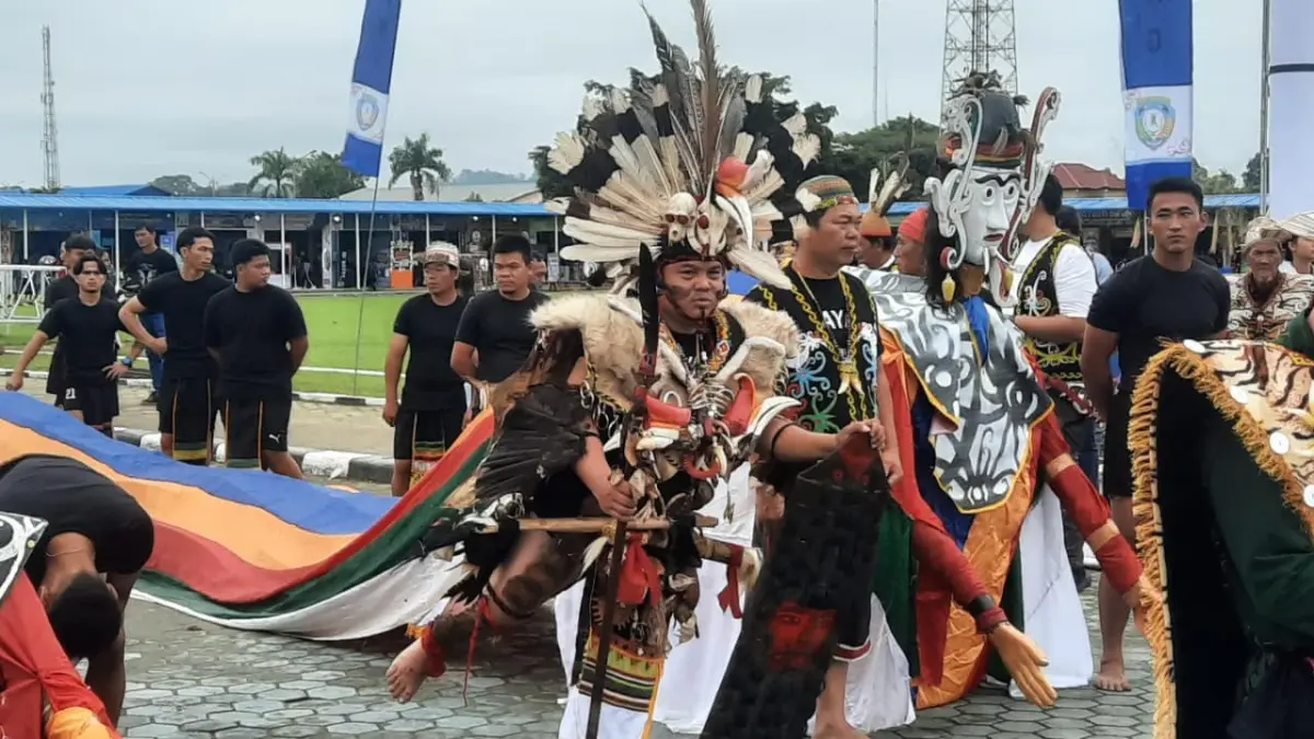 IRAU: Prosesi Adat Dayak Kayan pada Festival Budaya Irau ke-11 tahun 2025. FOTO: DIPA/RADAR TARAKAN
