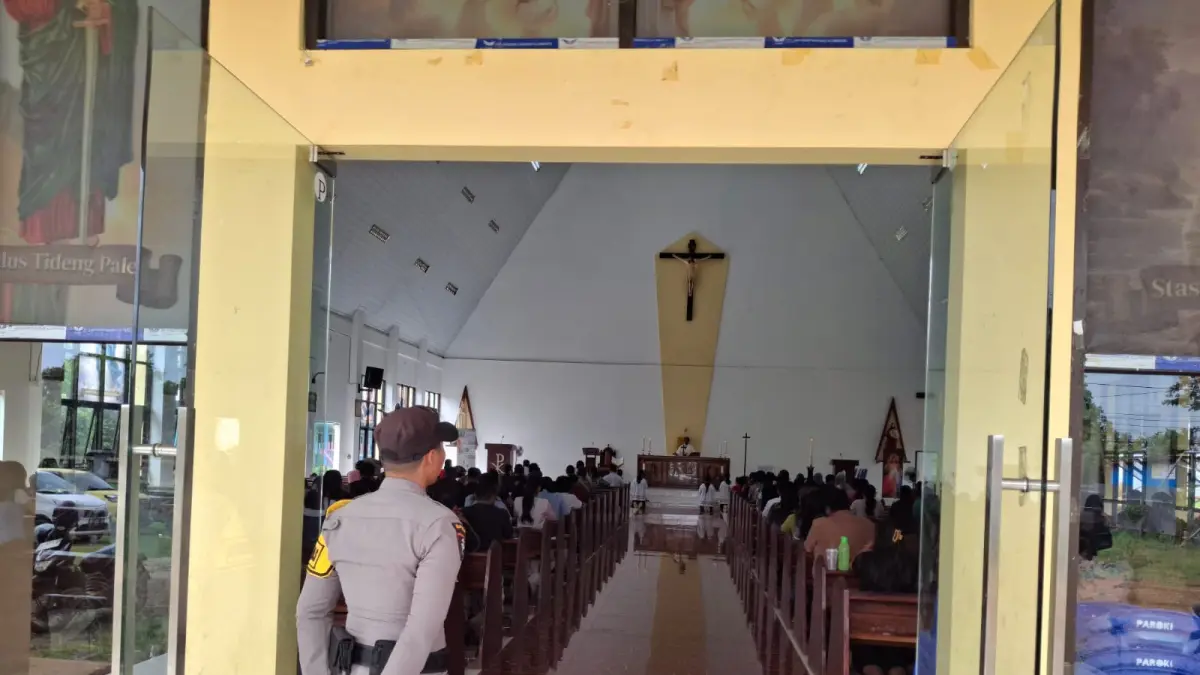 KAMTIBMAS: Personel Polsek Sesayap melakukan pengamanan ibadah Minggu di Gereja Kemah Injil Indonesia (GKII) Tideng Pale, Kecamatan Sesayap, Kabupaten Tana Tidung, Minggu (9/8). (FOTO: POLSEK SESAYAP)