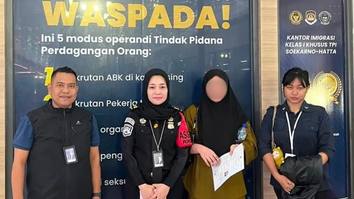 PENGAWASAN : Kepala Seksi Teknologi Informasi dan Komunikasi Keimigrasian Kantor Imigrasi Kelas II TPI Nunukan melakukan pengawasan terhadap seluruh proses pendeportasian WN Filipina melalui TPI Soekarno Hatta.