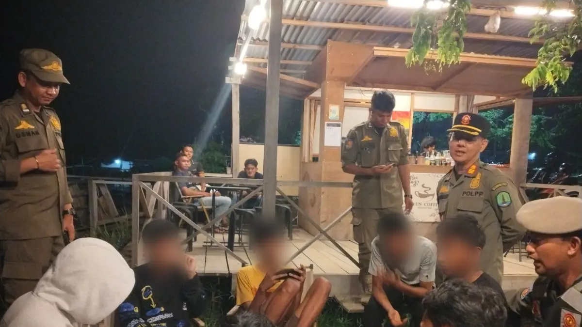 EDUKASI : Personel Satpol PP Nunukan memberikan pembinaan dan imbauan kepada pelajar yang terjaring agar tidak berada di luar rumah hingga larut malam.&nbsp;