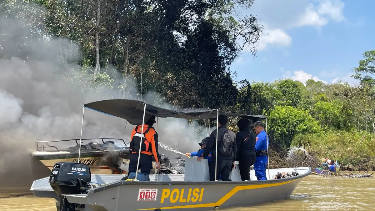 EVAKUASI SPEEDBOAT&nbsp;: Petugas kepolisian bersama tim terkait melakukan penanganan terhadap speedboat  yang terbakar, Kamis (6/8). FOTO : POLRESTA BULUNGAN