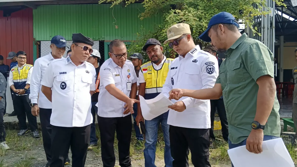 INFRASTRUKTUR: Bupati Ibrahim Ali saat meninjau jalan di simpang Sesayap Selor yang akan mendapat perbaikan dari DPUPFKP. (FOTO: SOPIAN/RADAR TARAKAN)