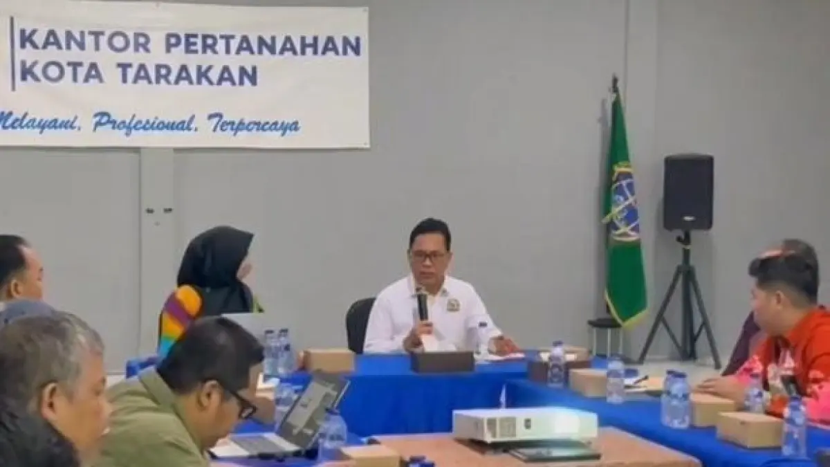 KUNKER: Ketua PURT DPD/MPR-RI H. Hasan Basri, M.H., saat melakukan kunjungan kerja dengan jajaran Kantor Pertanahan Kota Tarakan. AGUS DIAN ZAKARIA/RADAR TARAKAN