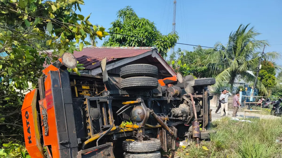 TERBALIK : Kondisi truk yang terbalik usia &nbsp;kehilangan kendali di jalur menurun dan menikung kemudian menabrak sepeda motor dari arah berlawanan. SATLANTAS POLRES TARAKAN&nbsp;