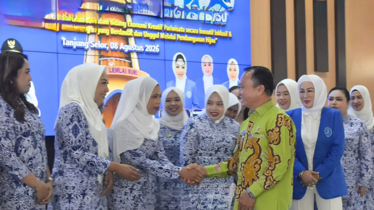 DIKUKUHKAN : Wabup Bulungan Kilat melakukan pengukuhan DPC IWAPI Bulungan periode 2025-2030.
(Taslee/Radar Tarakan)