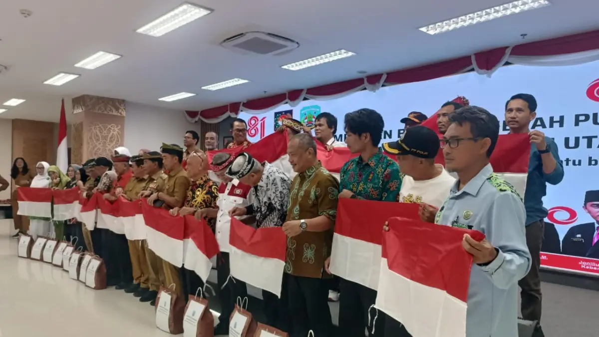 DIRGAHAYU: Penyerahan ribuan bendera merah putih kepada organisasi kemasyarakat untuk dibagikan kepada masyarakat. FOTO: IWAN K/RADAR TARAKAN